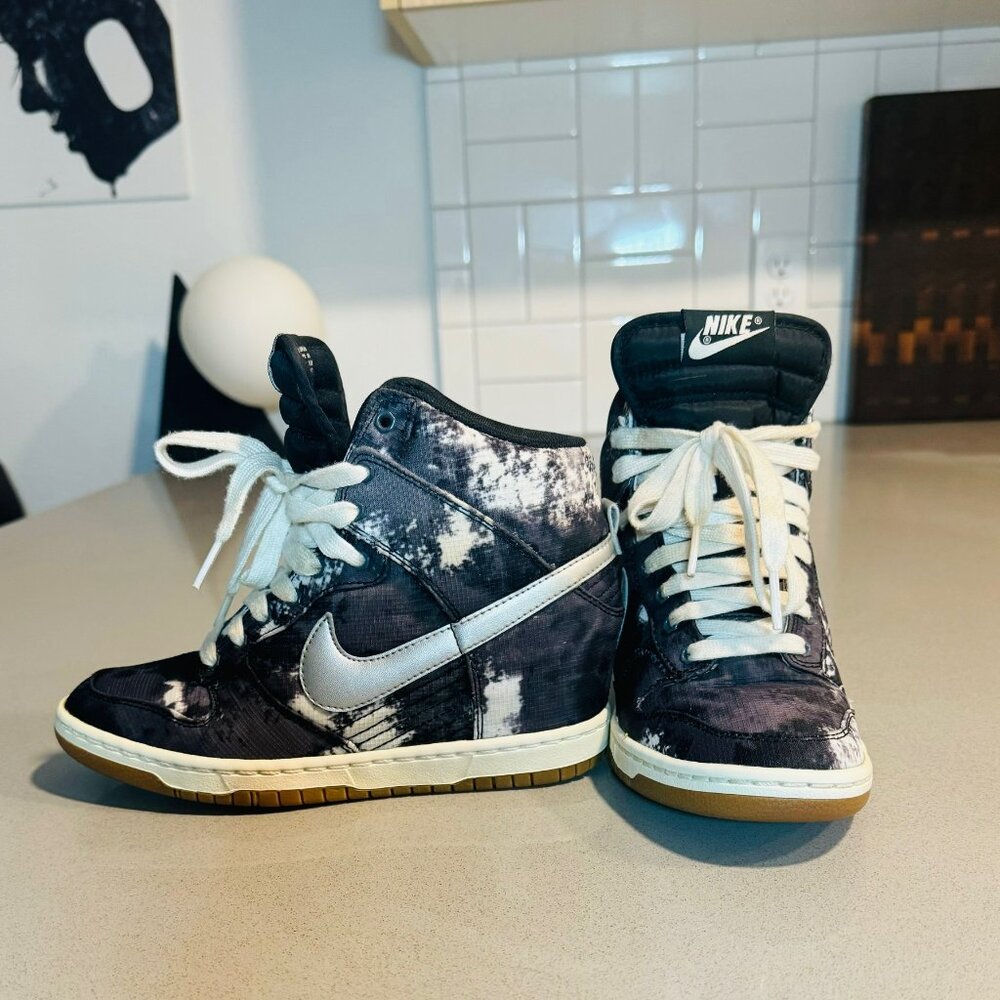 Nike Black and White Athletic Shoes - Picture 7 of 7